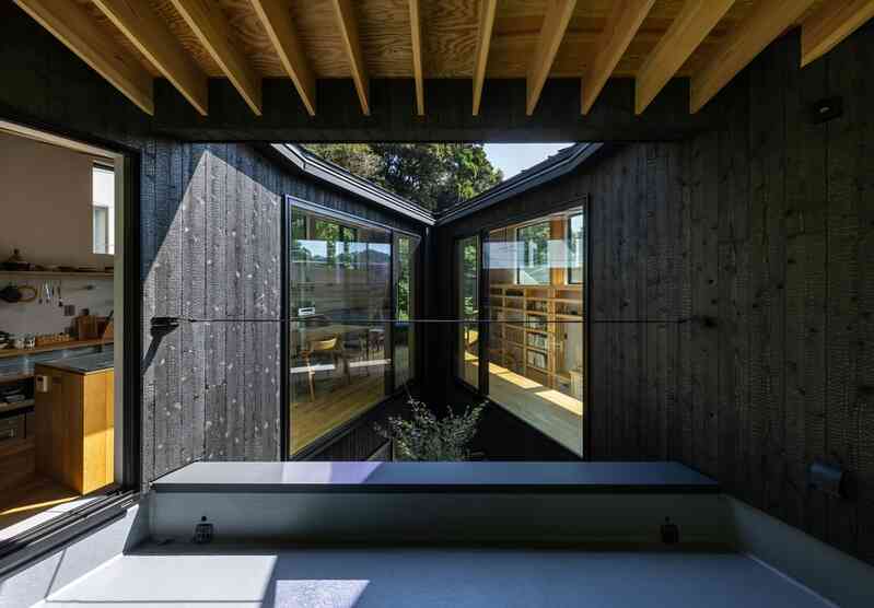  Căn nhà như viên ngọc đen giữa rừng núi Nhật Bản - Ảnh 6.