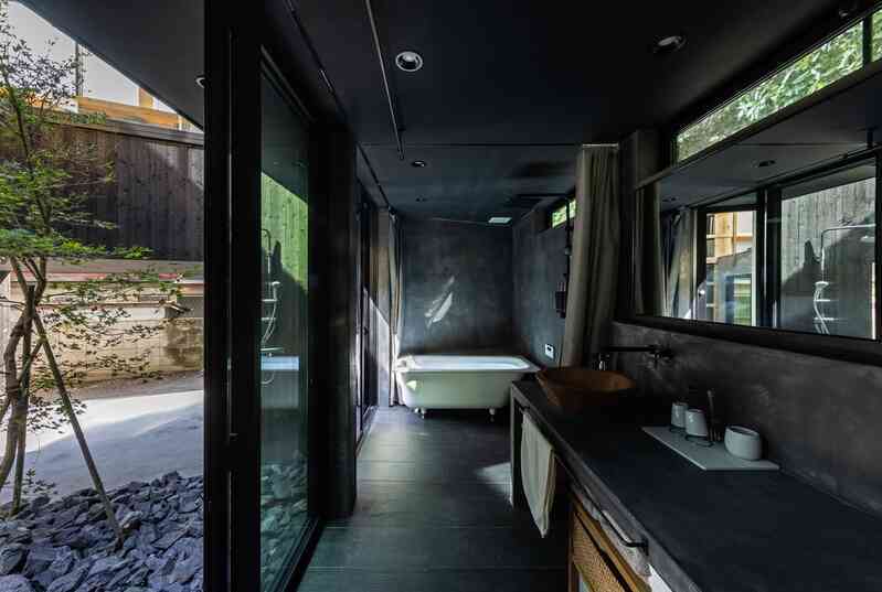 Căn nhà như viên ngọc đen giữa rừng núi Nhật Bản - Ảnh 9.