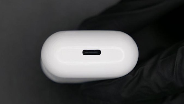 Không chờ Apple, chàng kỹ sư làm ra chiếc AirPods đầu tiên trên thế giới có cổng USB-C - Ảnh 1. Không chờ Apple, chàng kỹ sư làm ra chiếc AirPods đầu tiên trên thế giới có cổng USB-C - Ảnh 1.