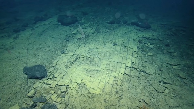 Phát hiện con đường gạch vàng bí ẩn dưới đáy Thái Bình Dương, cứ ngỡ như lối vào Atlantis