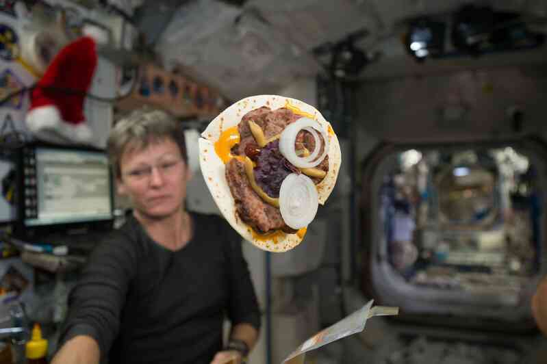 6f9a96770d5540439b_ISS-50_Peggy_Whitson_with_a_'space_cheeseburger'.jpg 6f9a96770d5540439b_ISS-50_Peggy_Whitson_with_a_'space_cheeseburger'.jpg