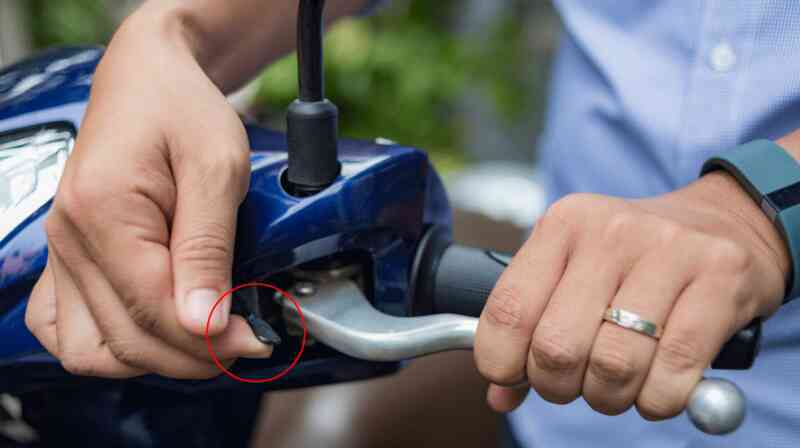 Những chi tiết nhỏ xíu trên xe máy có tính năng an toàn các chị em nhất định phải biết! - Ảnh 1. Những chi tiết nhỏ xíu trên xe máy có tính năng an toàn các chị em nhất định phải biết! - Ảnh 1.
