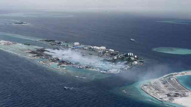 Cận cảnh 'đảo rác' - vết sẹo nhân tạo giữa thiên đường du lịch Maldives - Ảnh 1.