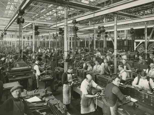 Elon Musk liệu có phải hiện thân thời hiện đại của ông vua xe hơi Henry Ford? - Ảnh 1. Elon Musk liệu có phải hiện thân thời hiện đại của ông vua xe hơi Henry Ford? - Ảnh 1.