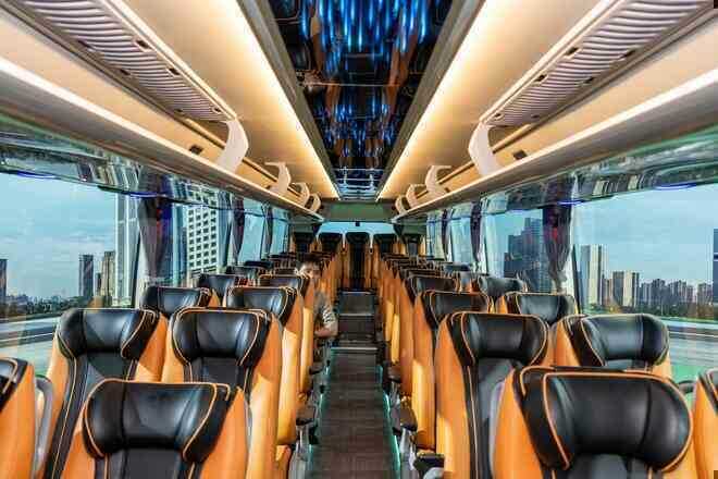 Khám phá nhanh xe buýt Mercedes-Benz tại Việt Nam: Sang xịn không kém khoang thương gia máy bay - Ảnh 13.