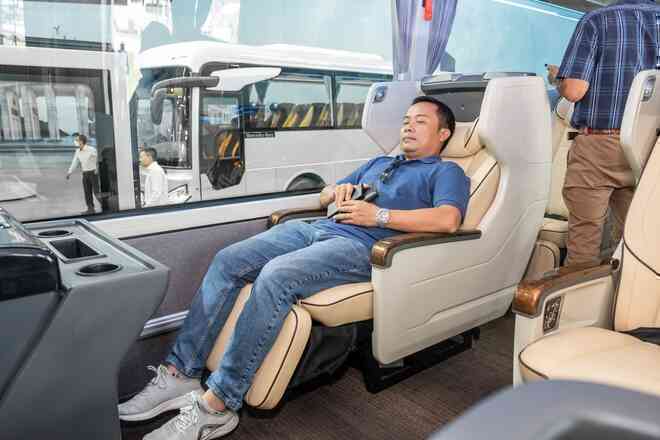 Khám phá nhanh xe buýt Mercedes-Benz tại Việt Nam: Sang xịn không kém khoang thương gia máy bay - Ảnh 16.
