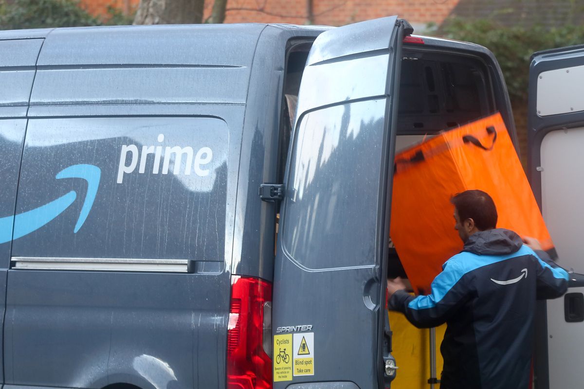 Góc khuất của Amazon: Nhân viên bị máy móc giám sát đến mức phải đi tiểu vào chai, chỉ cần ngơi tay máy sẽ rung chuông báo động vì Jeff Bezos tin rằng ''ai rồi cũng lười thôi'