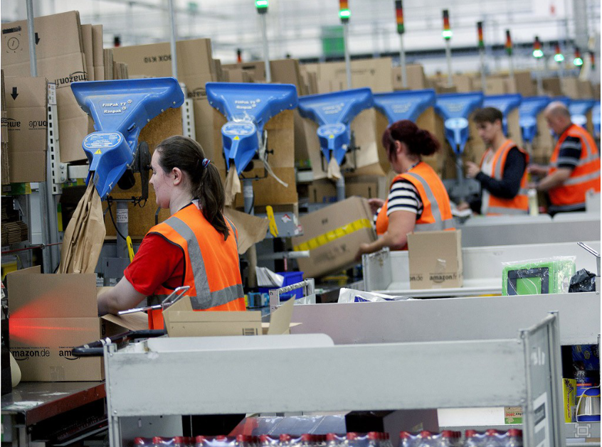 Góc khuất của Amazon: Nhân viên bị máy móc giám sát đến mức phải đi tiểu vào chai, chỉ cần ngơi tay máy sẽ rung chuông báo động vì Jeff Bezos tin rằng ai rồi cũng lười thôi - Ảnh 2. Góc khuất của Amazon: Nhân viên bị máy móc giám sát đến mức phải đi tiểu vào chai, chỉ cần ngơi tay máy sẽ rung chuông báo động vì Jeff Bezos tin rằng ai rồi cũng lười thôi - Ảnh 2.
