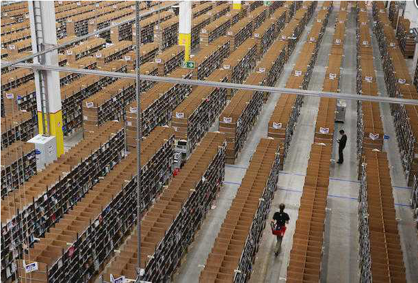 Góc khuất của Amazon: Nhân viên bị máy móc giám sát đến mức phải đi tiểu vào chai, chỉ cần ngơi tay máy sẽ rung chuông báo động vì Jeff Bezos tin rằng ai rồi cũng lười thôi - Ảnh 3. Góc khuất của Amazon: Nhân viên bị máy móc giám sát đến mức phải đi tiểu vào chai, chỉ cần ngơi tay máy sẽ rung chuông báo động vì Jeff Bezos tin rằng ai rồi cũng lười thôi - Ảnh 3.