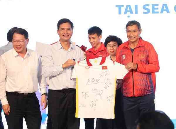 Tập đoàn VNPT thưởng “nóng” 2 tỷ đồng cho đội tuyển bóng đá nam U23 và đội tuyển bóng đá nữ Việt Nam