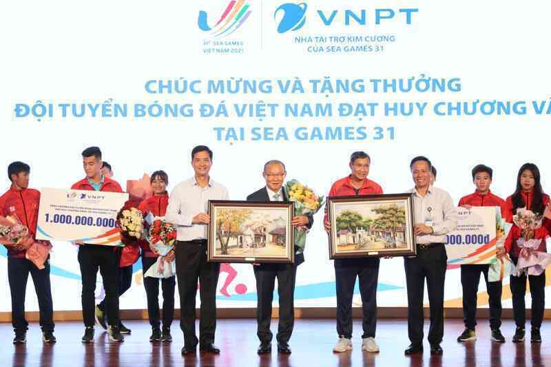 Tập đoàn VNPT thưởng “nóng” 2 tỷ đồng cho đội tuyển bóng đá nam U23 và đội tuyển bóng đá nữ Việt Nam