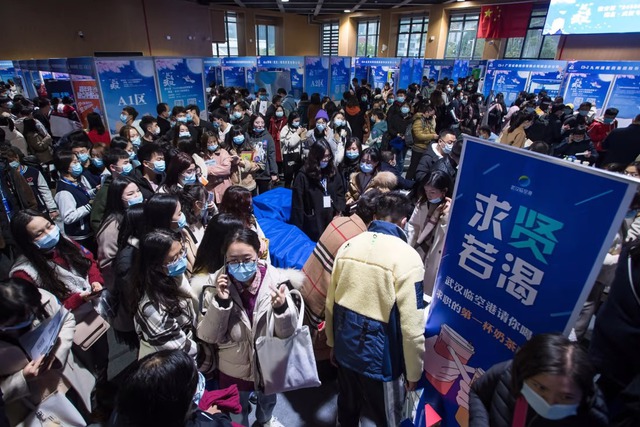 Sinh viên Trung Quốc đối mặt khủng hoảng việc làm khi lĩnh vực công nghệ và xe điện ngừng tuyển dụng