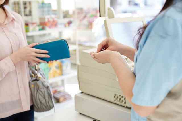 Công ty Canada gây phẫn nộ vì "outsource" cả công việc thu ngân với mức lương thấp hơn 4 lần so với nhân công địa phương