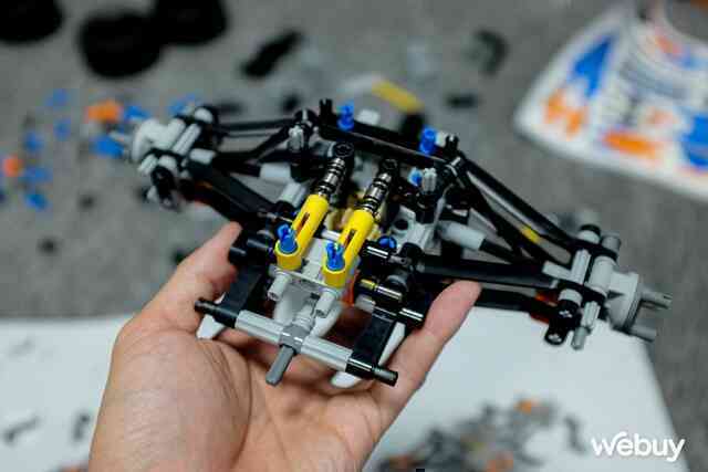 Lần đầu chơi LEGO 1432 mảnh: Mất 10 tiếng mới ghép xong, thành hình xe đua F1 McLaren chân thật đến từng chi tiết - Ảnh 10. Lần đầu chơi LEGO 1432 mảnh: Mất 10 tiếng mới ghép xong, thành hình xe đua F1 McLaren chân thật đến từng chi tiết - Ảnh 10.