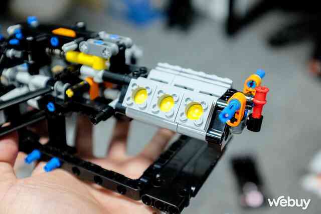 Lần đầu chơi LEGO 1432 mảnh: Mất 10 tiếng mới ghép xong, thành hình xe đua F1 McLaren chân thật đến từng chi tiết - Ảnh 11.