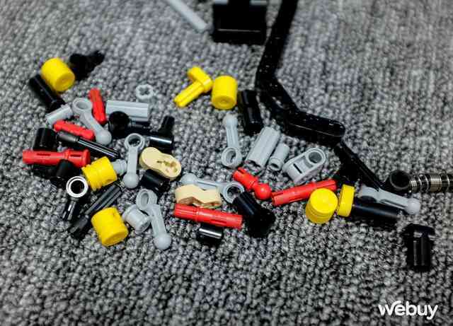 Lần đầu chơi LEGO 1432 mảnh: Mất 10 tiếng mới ghép xong, thành hình xe đua F1 McLaren chân thật đến từng chi tiết - Ảnh 4.