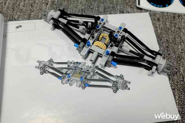 Lần đầu chơi LEGO 1432 mảnh: Mất 10 tiếng mới ghép xong, thành hình xe đua F1 McLaren chân thật đến từng chi tiết - Ảnh 9. Lần đầu chơi LEGO 1432 mảnh: Mất 10 tiếng mới ghép xong, thành hình xe đua F1 McLaren chân thật đến từng chi tiết - Ảnh 9.