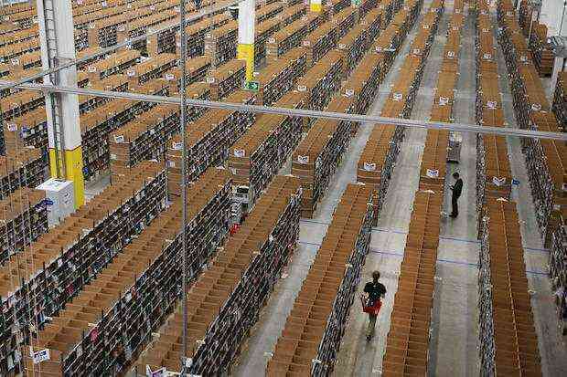 Bí mật siêu nhà kho của Amazon: To bằng 15 sân bóng, thuật toán quản lý mọi thứ, nhân viên không khác gì robot làm việc ít nhất 60 giờ/tuần - Ảnh 1. Bí mật siêu nhà kho của Amazon: To bằng 15 sân bóng, thuật toán quản lý mọi thứ, nhân viên không khác gì robot làm việc ít nhất 60 giờ/tuần - Ảnh 1.
