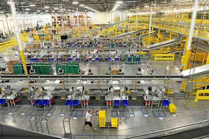 Bí mật siêu nhà kho của Amazon: To bằng 15 sân bóng, thuật toán quản lý mọi thứ, nhân viên không khác gì robot làm việc ít nhất 60 giờ/tuần - Ảnh 2. Bí mật siêu nhà kho của Amazon: To bằng 15 sân bóng, thuật toán quản lý mọi thứ, nhân viên không khác gì robot làm việc ít nhất 60 giờ/tuần - Ảnh 2.