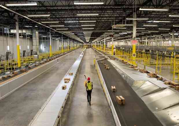 Bí mật siêu nhà kho của Amazon: To bằng 15 sân bóng, thuật toán quản lý mọi thứ, nhân viên không khác gì robot làm việc ít nhất 60 giờ/tuần - Ảnh 6. Bí mật siêu nhà kho của Amazon: To bằng 15 sân bóng, thuật toán quản lý mọi thứ, nhân viên không khác gì robot làm việc ít nhất 60 giờ/tuần - Ảnh 6.
