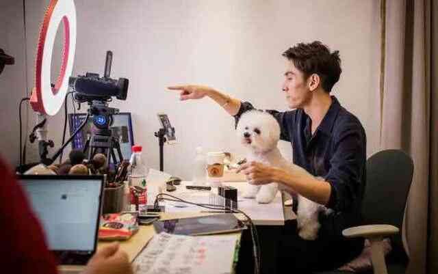 Trung Quốc ra tay siết quy định livestreamer, cấm trẻ vị thành niên tặng tiền, xem sau 10 giờ tối - Ảnh 1. Trung Quốc ra tay siết quy định livestreamer, cấm trẻ vị thành niên tặng tiền, xem sau 10 giờ tối - Ảnh 1.