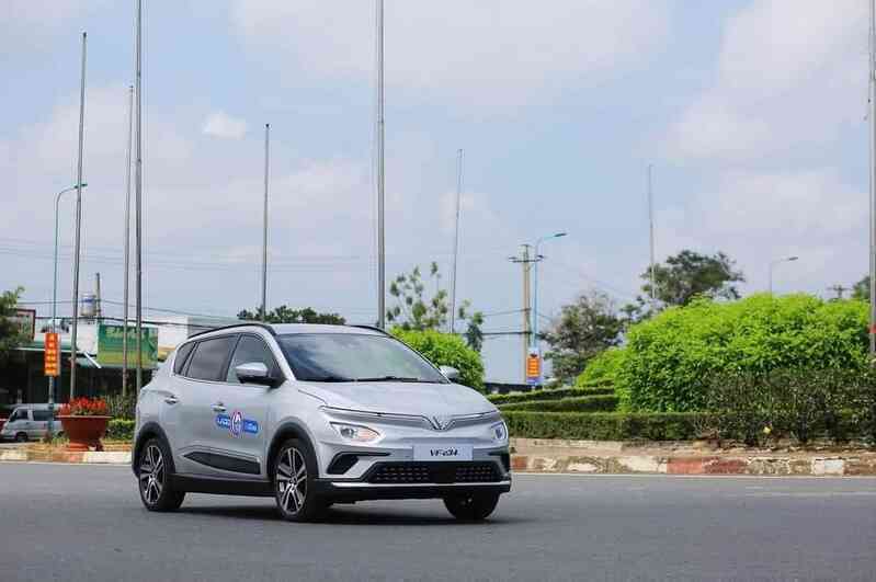 Giữa lúc xăng tăng giá, một hãng taxi truyền thống mua hàng loạt ô tô điện VinFast e34 về phục vụ khách - Ảnh 2. Giữa lúc xăng tăng giá, một hãng taxi truyền thống mua hàng loạt ô tô điện VinFast e34 về phục vụ khách - Ảnh 2.