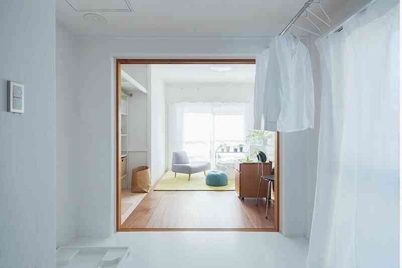 Ghé thăm ngôi nhà 64m2 không có một chiếc tủ nào ở Nhật Bản: Nội thất vẫn sạch sẽ, mới mẻ, rất sáng mắt mà không hề chật chội - Ảnh 13.