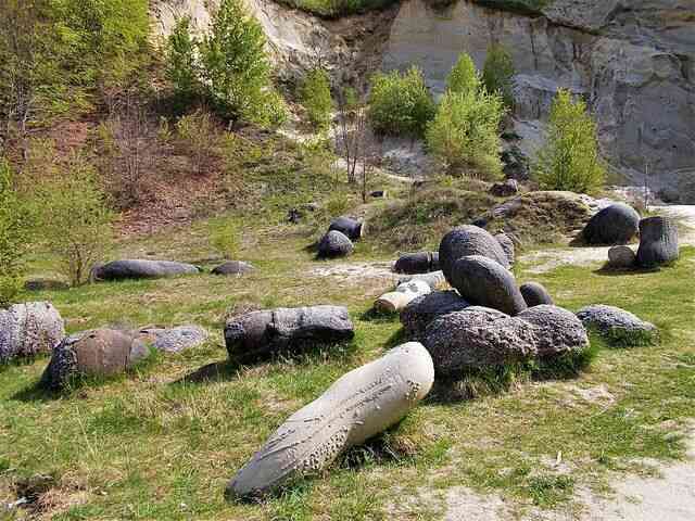 Những viên đá bí ẩn này được tìm thấy ở Romania, phát triển, di chuyển và thậm chí là sinh sản - Ảnh 2.