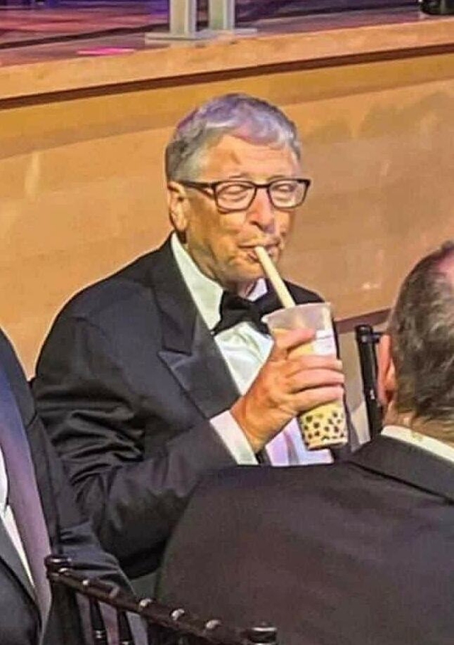 Không chỉ Bill Gates mới thích trà sữa trân châu, nhiều tỷ phú khác cũng say mê đồ uống bình dân không kém: Elon Musk nghiện cà phê, Warren Buffett uống 5 lon Coca/ngày