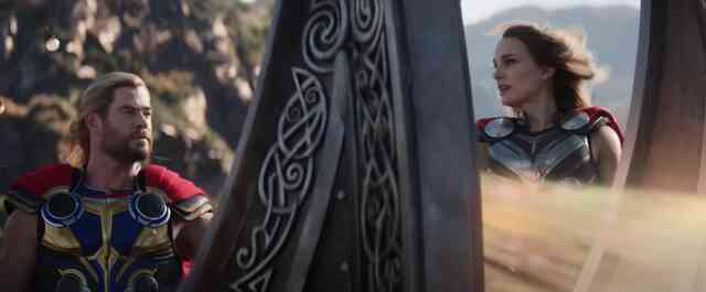 Lộ diện biệt đội siêu anh hùng sẽ cùng Thor đối đầu với kẻ sát thần Gorr trong trailer mới của Love and Thunder - Ảnh 2. Lộ diện biệt đội siêu anh hùng sẽ cùng Thor đối đầu với kẻ sát thần Gorr trong trailer mới của Love and Thunder - Ảnh 2.