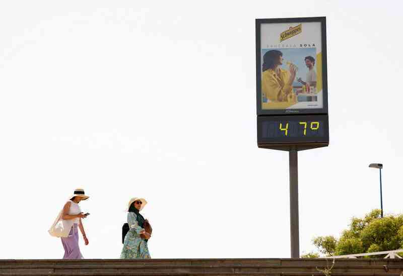 Chùm ảnh: Người dân châu Âu vật lộn chống chọi với nắng nóng, Tây Ban Nha ghi nhận nhiệt độ cao nhất trong 20 năm trở lại đây