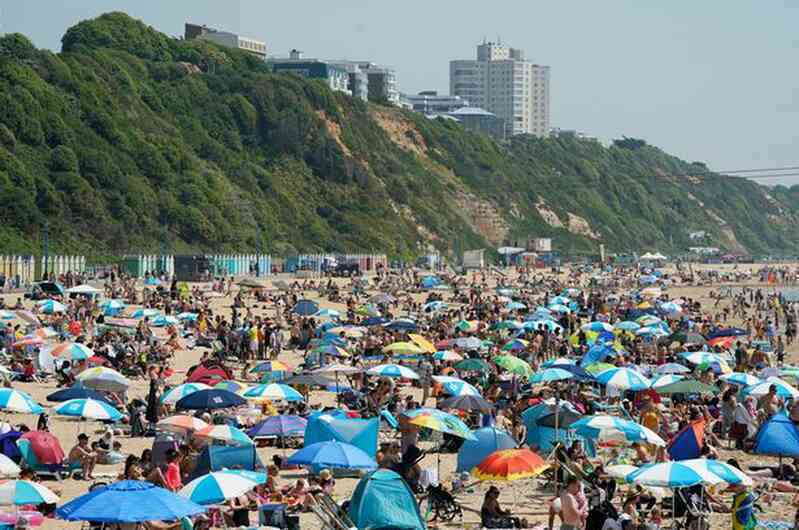 Chùm ảnh: Người dân châu Âu vật lộn chống chọi với nắng nóng, Tây Ban Nha ghi nhận nhiệt độ cao nhất trong 20 năm trở lại đây - Ảnh 13.