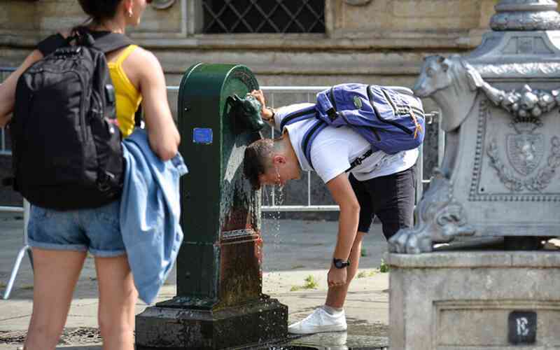 Chùm ảnh: Người dân châu Âu vật lộn chống chọi với nắng nóng, Tây Ban Nha ghi nhận nhiệt độ cao nhất trong 20 năm trở lại đây - Ảnh 14.