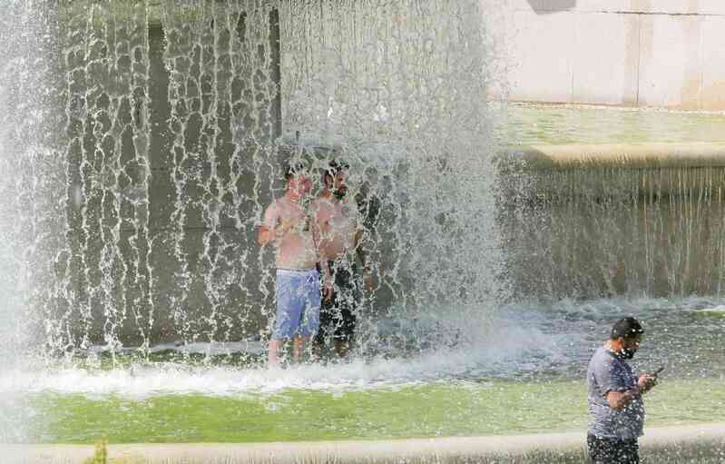 Chùm ảnh: Người dân châu Âu vật lộn chống chọi với nắng nóng, Tây Ban Nha ghi nhận nhiệt độ cao nhất trong 20 năm trở lại đây - Ảnh 5.