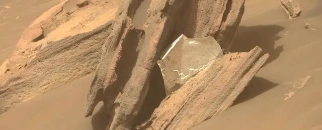 NASA chia sẻ hình ảnh cho thấy con người đang “xả rác” trên sao Hỏa