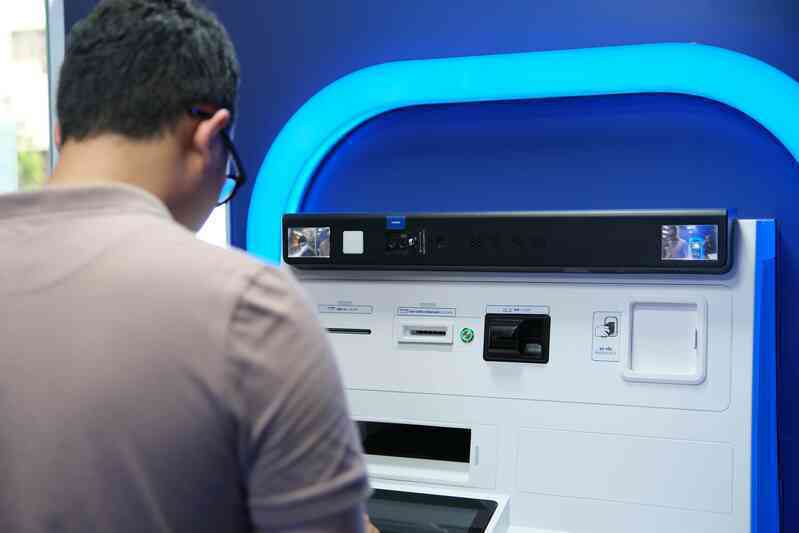 Trải nghiệm rút tiền tại ATM bằng CCCD gắn chip: Quy trình nhanh – gọn – lẹ, đã đến lúc tạm biệt thẻ ATM? - Ảnh 7. Trải nghiệm rút tiền tại ATM bằng CCCD gắn chip: Quy trình nhanh – gọn – lẹ, đã đến lúc tạm biệt thẻ ATM? - Ảnh 7.