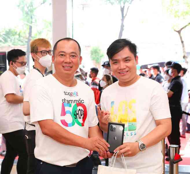 iFan xếp hàng 2 tiếng không mệt, vì TopZone bất ngờ tặng iPhone 13 Pro Max miễn phí - Ảnh 3. iFan xếp hàng 2 tiếng không mệt, vì TopZone bất ngờ tặng iPhone 13 Pro Max miễn phí - Ảnh 3.