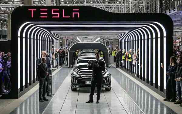 Các nhà máy Tesla đang lỗ hàng tỷ USD