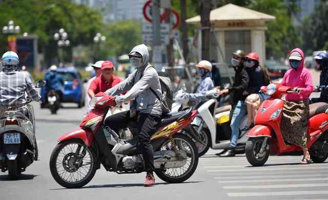 Nắng đầu hè Hà Nội rất độc hại, anh em chọn nhanh vài loại áo chống nắng nam chất lượng cao, giá từ 218k