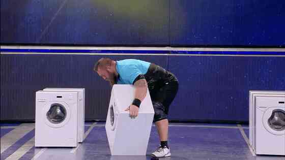Ném máy giặt xa tới 4,5 mét, vận động viên thể hình lập kỷ lục thế giới