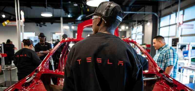Elon Musk có đang bóc lột nhân viên quá mức: Ép tất cả mọi người phải cống hiến như sếp, làm việc ít nhất 40 tiếng/tuần, thậm chí ăn ngủ ở công ty để cùng thay đổi thế giới - Ảnh 2. Elon Musk có đang bóc lột nhân viên quá mức: Ép tất cả mọi người phải cống hiến như sếp, làm việc ít nhất 40 tiếng/tuần, thậm chí ăn ngủ ở công ty để cùng thay đổi thế giới - Ảnh 2.