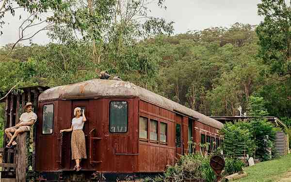 Cặp đôi tái chế toa xe lửa bỏ hoang từ năm 1950, biến nó thành ngôi nhà rộng 70m2, sống cùng đàn lạc đà và thiên nhiên: Vi diệu!