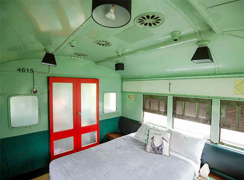 Cặp đôi tái chế toa xe lửa bỏ hoang từ năm 1950, biến nó thành ngôi nhà rộng 70m2, sống cùng đàn lạc đà và thiên nhiên: Vi diệu! - Ảnh 12. Cặp đôi tái chế toa xe lửa bỏ hoang từ năm 1950, biến nó thành ngôi nhà rộng 70m2, sống cùng đàn lạc đà và thiên nhiên: Vi diệu! - Ảnh 12.