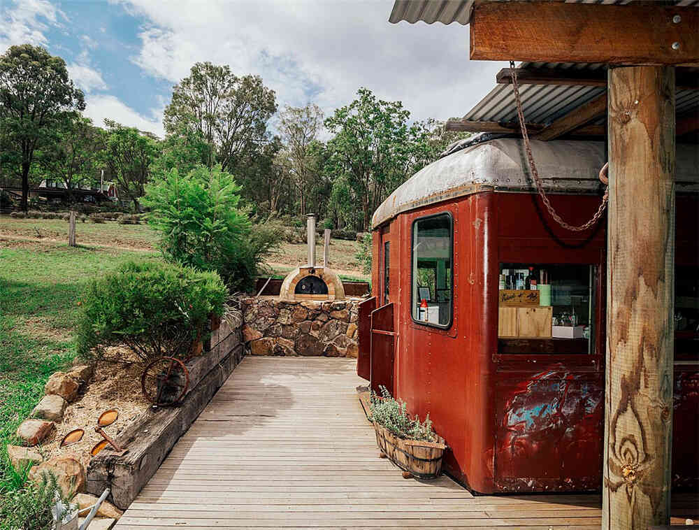Cặp đôi tái chế toa xe lửa bỏ hoang từ năm 1950, biến nó thành ngôi nhà rộng 70m2, sống cùng đàn lạc đà và thiên nhiên: Vi diệu!  - Ảnh 13.