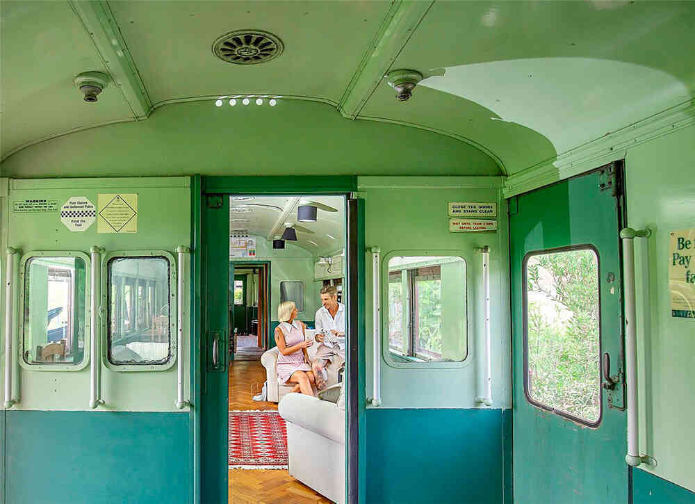 Cặp đôi tái chế toa xe lửa bỏ hoang từ năm 1950, biến nó thành ngôi nhà rộng 70m2, sống cùng đàn lạc đà và thiên nhiên: Vi diệu!  - Ảnh 4.