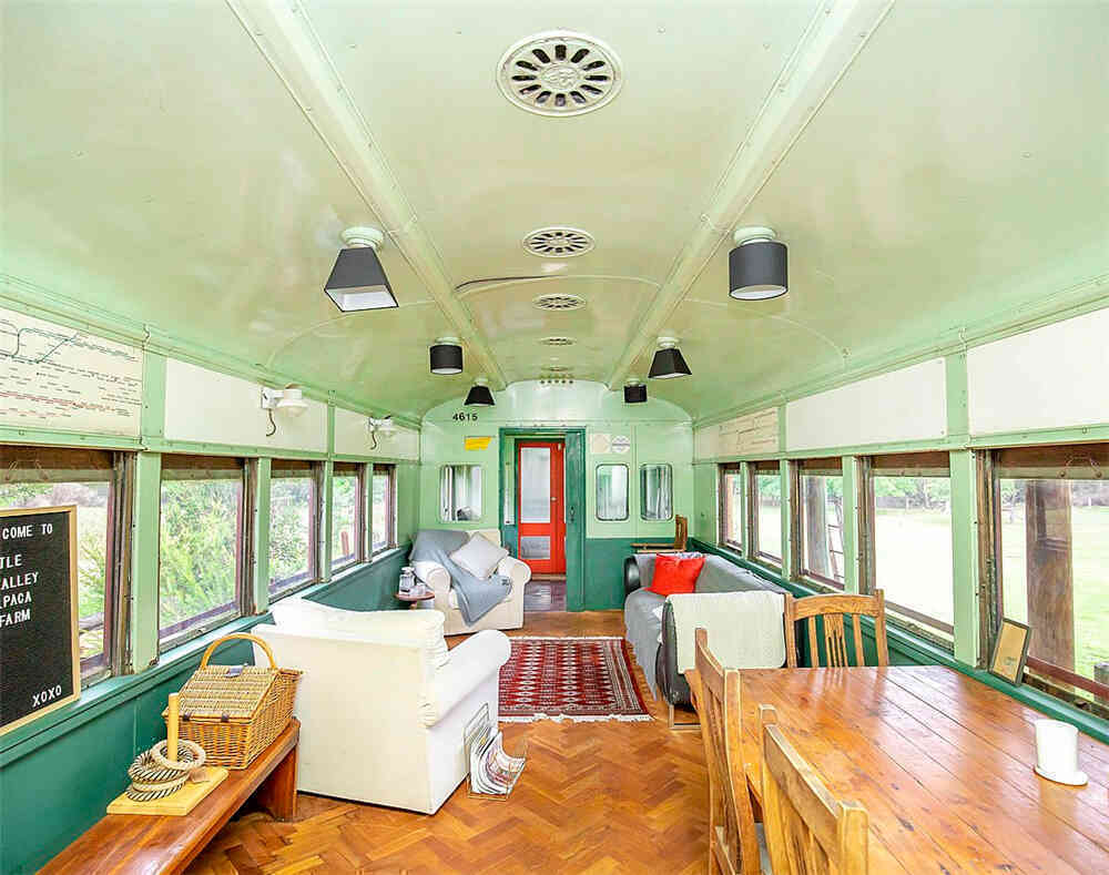 Cặp đôi tái chế toa xe lửa bỏ hoang từ năm 1950, biến nó thành ngôi nhà rộng 70m2, sống cùng đàn lạc đà và thiên nhiên: Vi diệu! - Ảnh 5. Cặp đôi tái chế toa xe lửa bỏ hoang từ năm 1950, biến nó thành ngôi nhà rộng 70m2, sống cùng đàn lạc đà và thiên nhiên: Vi diệu! - Ảnh 5.