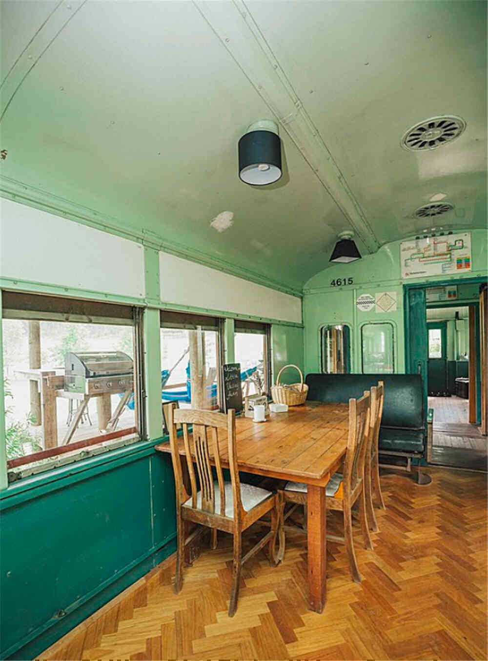 Cặp đôi tái chế toa xe lửa bỏ hoang từ năm 1950, biến nó thành ngôi nhà rộng 70m2, sống cùng đàn lạc đà và thiên nhiên: Vi diệu! - Ảnh 6. Cặp đôi tái chế toa xe lửa bỏ hoang từ năm 1950, biến nó thành ngôi nhà rộng 70m2, sống cùng đàn lạc đà và thiên nhiên: Vi diệu! - Ảnh 6.