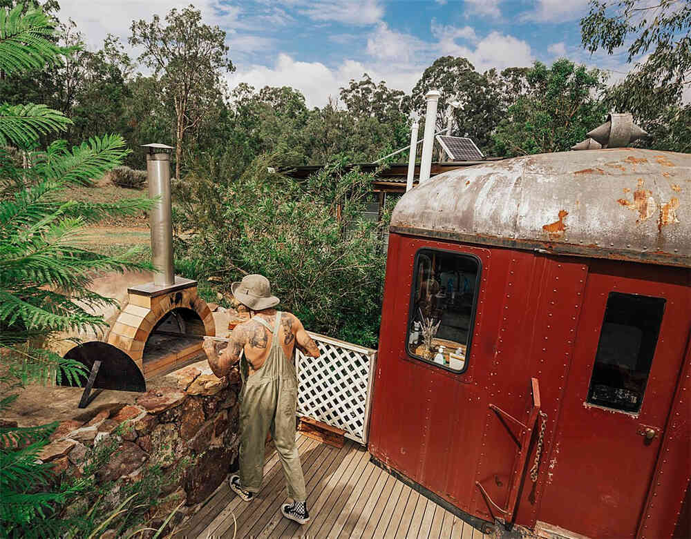 Cặp đôi tái chế toa xe lửa bỏ hoang từ năm 1950, biến nó thành ngôi nhà rộng 70m2, sống cùng đàn lạc đà và thiên nhiên: Vi diệu!  - Ảnh 8.