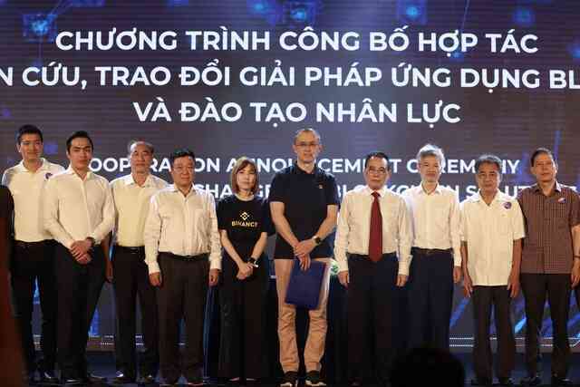 Con đường thành công của CEO Binance, tỷ phú sở hữu tài sản tiền số lớn nhất thế giới mới đến Việt Nam