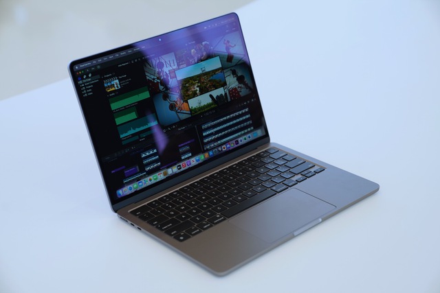 Ảnh thực tế MacBook Air M2: Thiết kế mới nhẹ hơn Air M1, màn hình "tai thỏ", có sạc MagSafe